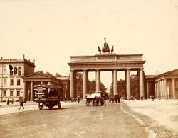 Brandenburger Tor i Berlin. Er den bakerste bilen hesteløs? 