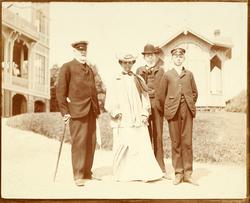 kanskje er dette Harald og Anna Knudtzon med sønnene Knut og