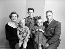 Familien Tore Gjøvikli.
 Aslaugm Ronald, Bastian, Grete Kari
