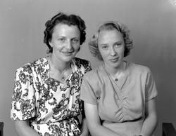 Foto av to ukjente kvinner, trolig fra Tingvoll kommune i Mø