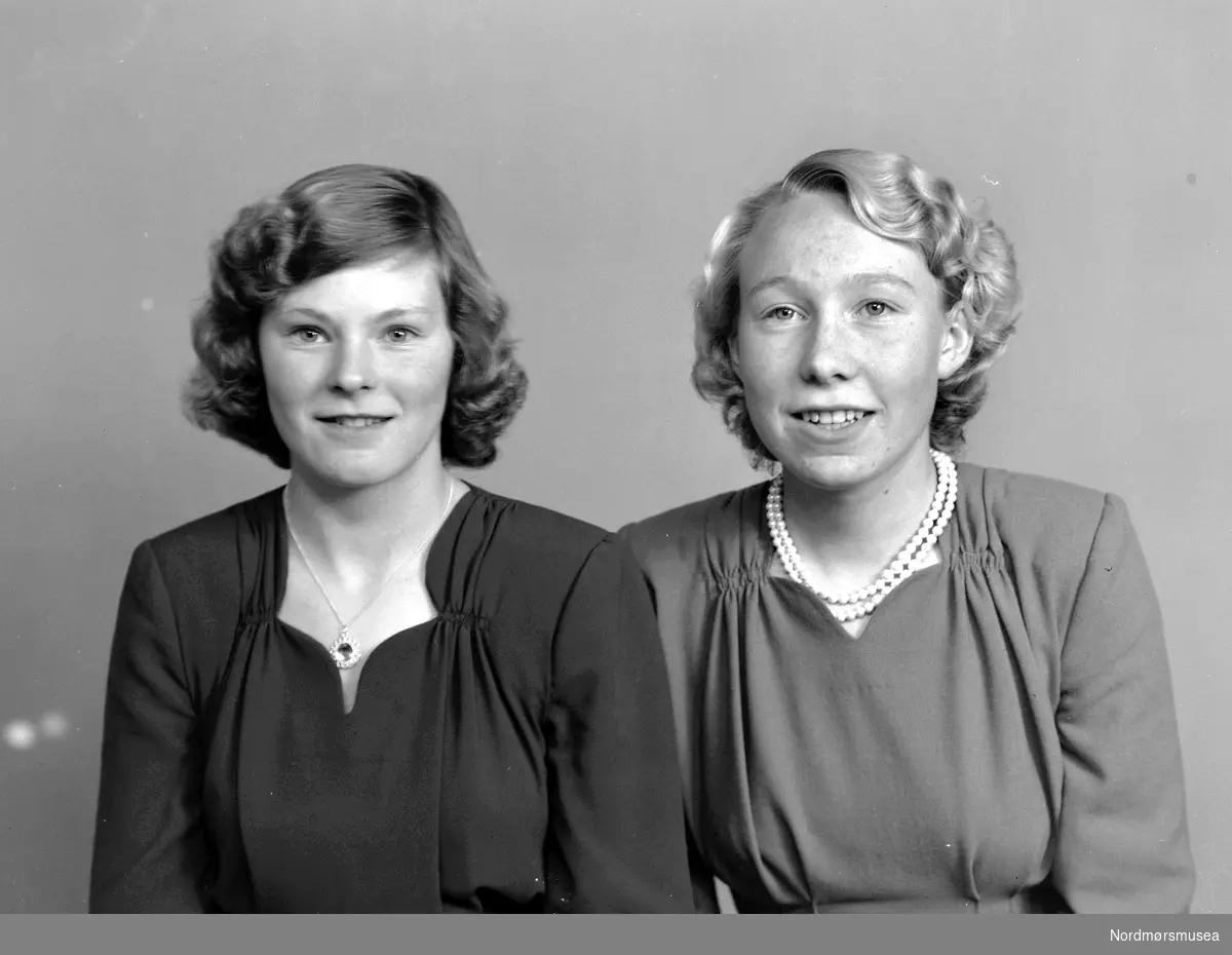Foto av to ukjente kvinner, trolig fra Tingvoll kommune i Møre og Romsdal. Datering er omkring 1950-1960. Fra Nordmøre museums fotosamlinger, Halås-arkivet.
