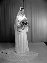 Anny Gjøvik. Portrettbilde av en brud. Fra Nordmøre museums 