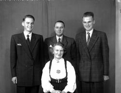 Familien Sveine.
 Fra Nordmøre museums fotosamlinger, Halås-