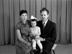 Klara og Asbjørn Lyngstad med datter Grethe.
Fra Nordmøre mu