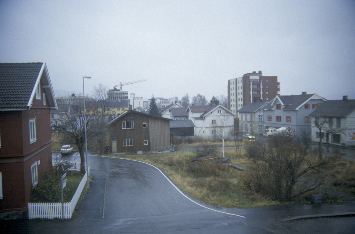 Lillehammer sentrum, bilde tatt fra Løkkegata med Fåberggata til høyre. Hus midt i bildet, Fåberggata 107 skal rives. Huset ved venstre bildekant er Løkkegata 23
