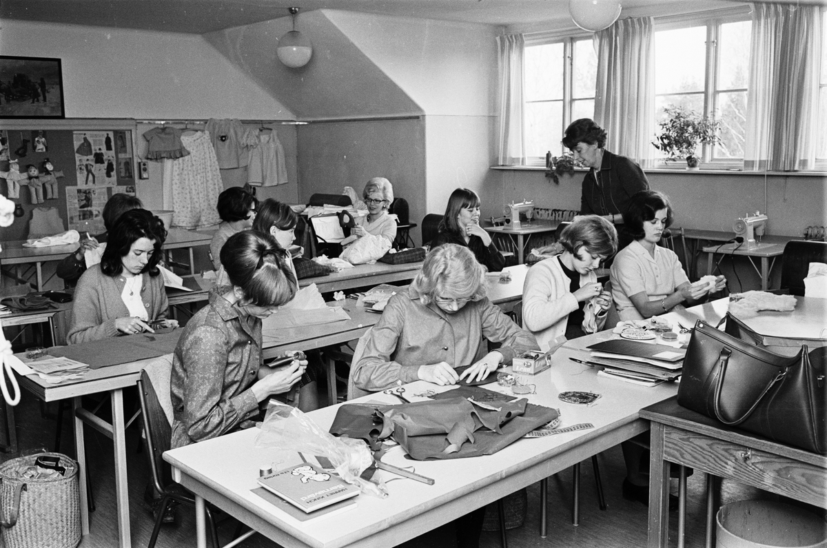 Textilläraren Ingrid Isaksson med elever i slöjdsalen på husmodersskolan, Uppsala stads yrkesskola i Sunnersta folkskola