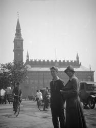 Rådhuset København, Ivar Kluften og en kvinne, antagelig Kar