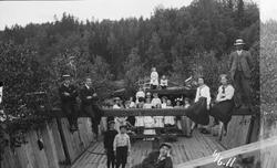Familiebilde. Familien Holta utendørs, muligens i en båt.
