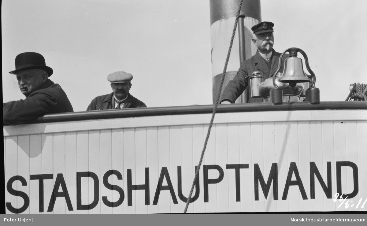 Tre menn ombord i båten "DS Stadshauptmand Schwartz".