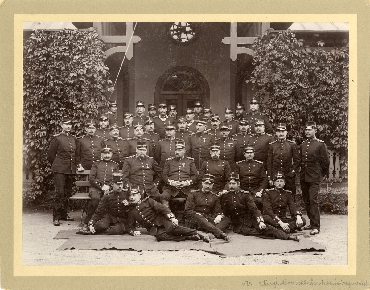 Grupporträtt av officerare vid Norra skånska infanteriregementet I 24 med överste Oscar Waldemar Falkman (i mitten) 1895.