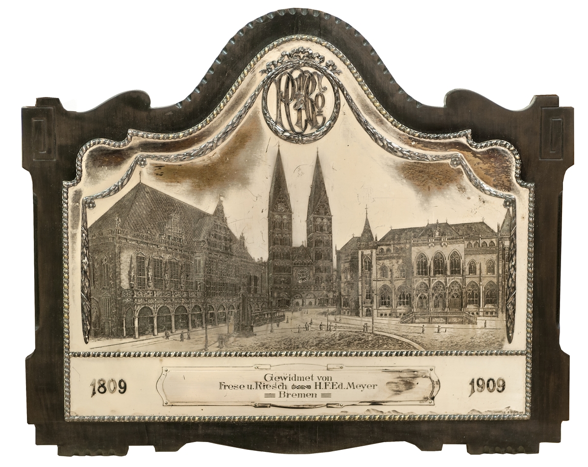 Silverplatta, graverad, med rådhuset i Bremen. Jubileumsgåva 1909 till P. C. Rettig  Co, från firmor i Bremen.
