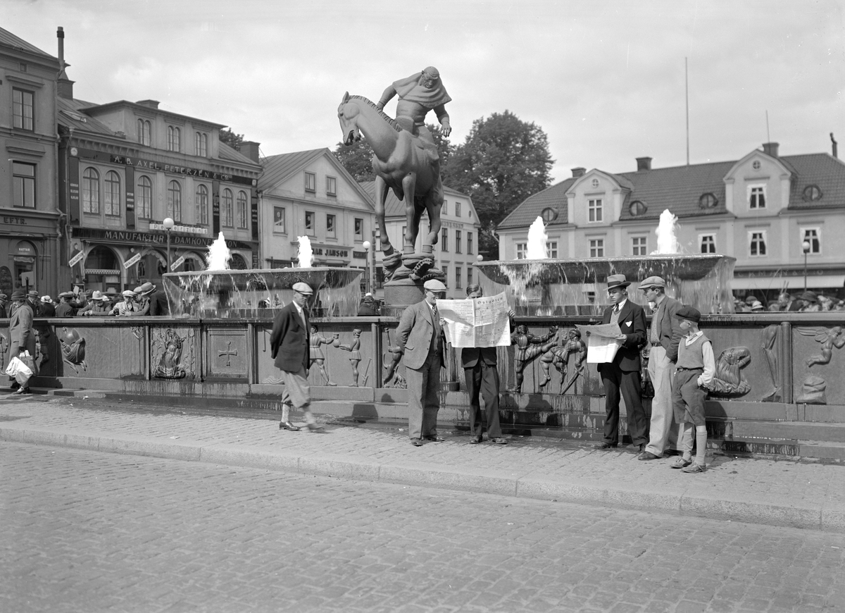 Parti av Stora Torget i Linköping 1935. Carl Milles monument passade då som nu för väntan och möten.
