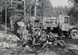 På biltur med lastebil Anleggsarbeidere med følge på tur i d