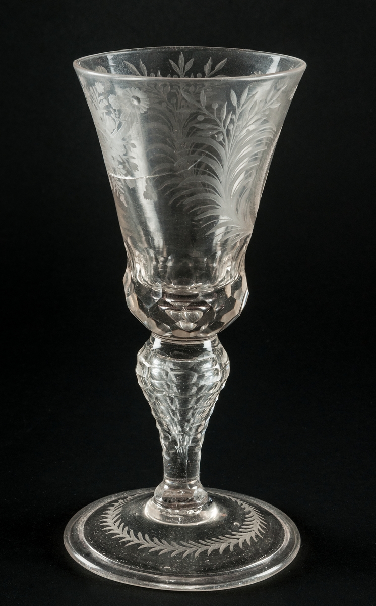 Pokal av glas med lock, krönt J. T. graverad, spräckt.