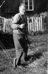 Mann, klær, gjerde, bolighus.