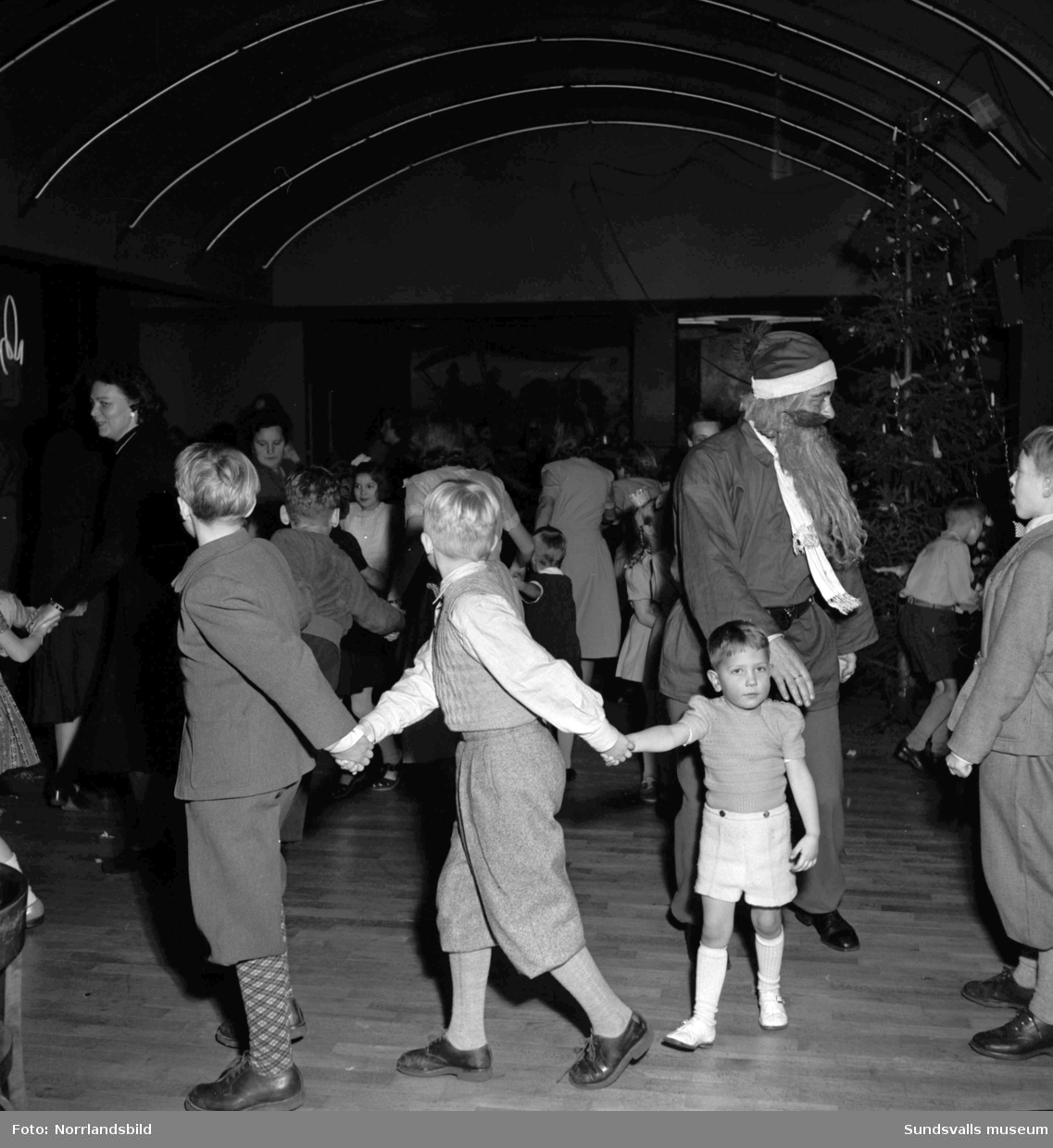 Polisens barnfest på Wivex, med långdans, fika och jultomte.