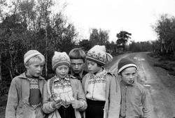 Elever ved Stangnes skole med den første naustisen. 1958.
O