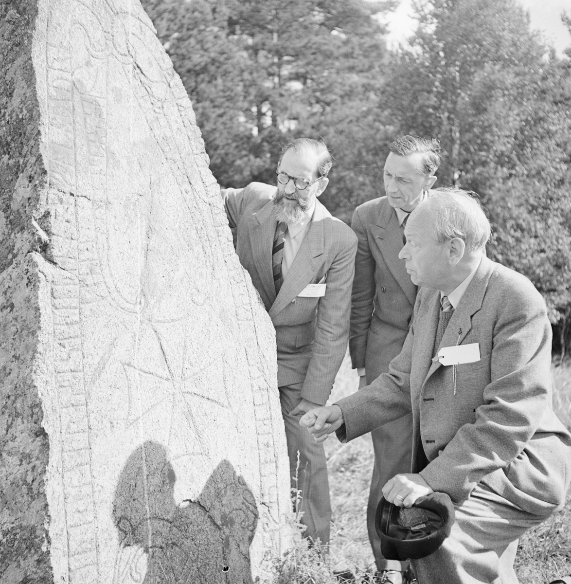 Ortnamnsforskare studerar runsten, Uppsala 1952
