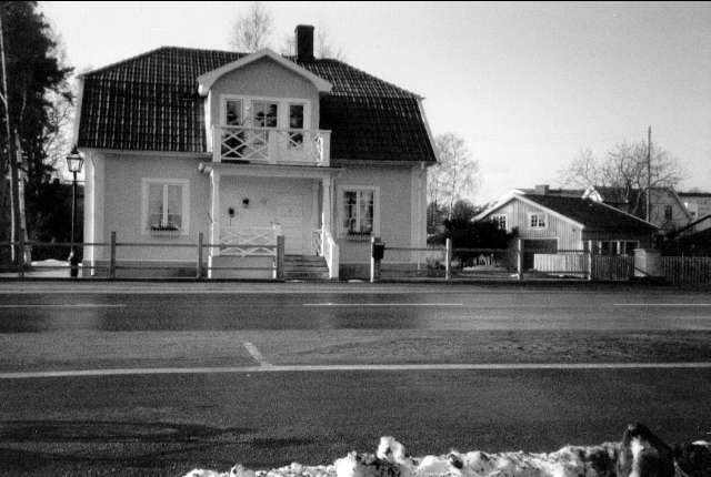 Villa flyttad från Kärleksstigen till Strandvägen. Rektor Ekedorf ägde villan, 1943-1961 ägdes villan av Nils och Irma Forsberg därefter doktor Lennerfeldt. År 1992 köpte Thomas Niklasson och Ingrid Emmelin villan och flyttade den till Strandvägen. Foto: Anders Hellmér.