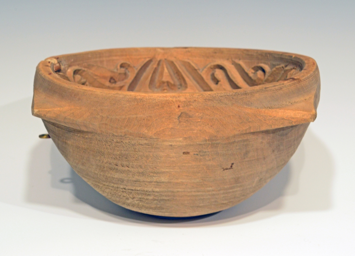 Fra protokollen: 
1 stk smørform, halvkuleformet med et kors og 4 hjerter i bunden.