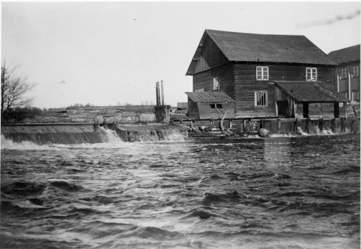 Trösklada vid Östanbäck,
Den förstördes vid en brand omkring 1924,
Till höger skymtar spinneriet