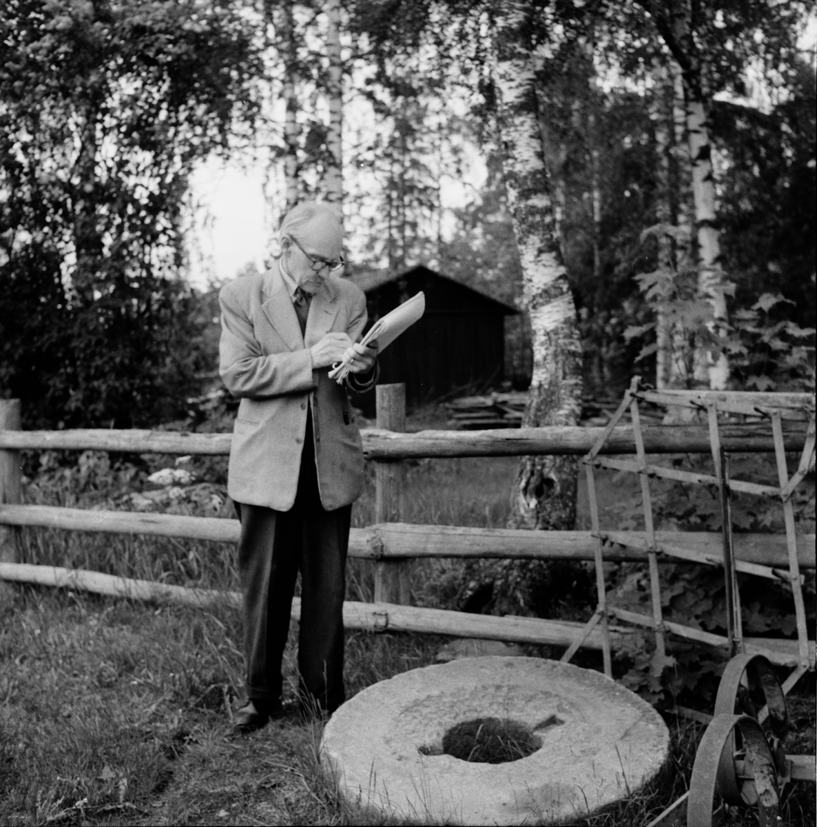 Professor John Granlund Nordiska museet
Konstnär Olle Homman
Fru Inga-Lill Granlund på expedition i Hälsingland.
Smedja i Alfta
20/6 1956
