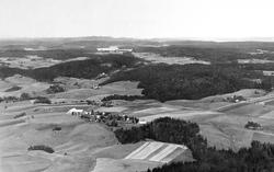 Hovin kirke med Lyseren  i Spydeberg, flyfoto 1935.