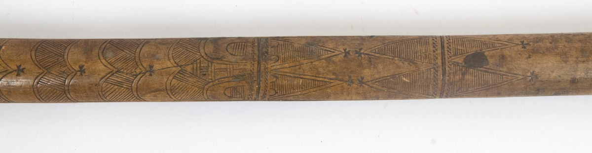 Asymmetrisk blad med lang øvre spiss og kortere nedre spiss.
Bladet er tynt, med påsmidd noe tykkere egg.
Øksehammeren har skaftehull og fliker.
Smedmerke formet som et skjell. Øksen har etset rankedekor på begge sider.
Skaftet er svakt krummet. Skaftet er merket på ryggen S 1683 .Skaftet har skåret dekor i felter. Skaftet har jernring nede.