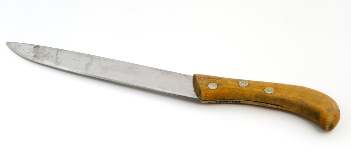 Kniv med metallblad og gul-lakkert trehåndtak