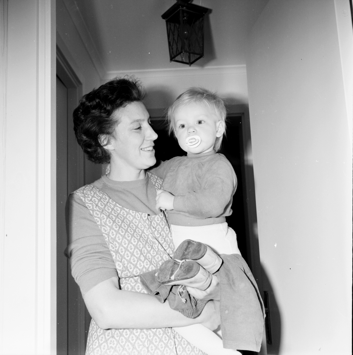 Märtha Svensson med dottern Ingrid. Hemma hos familjen Jonas F. Svensson i Norrbyn, 30 november 1965.