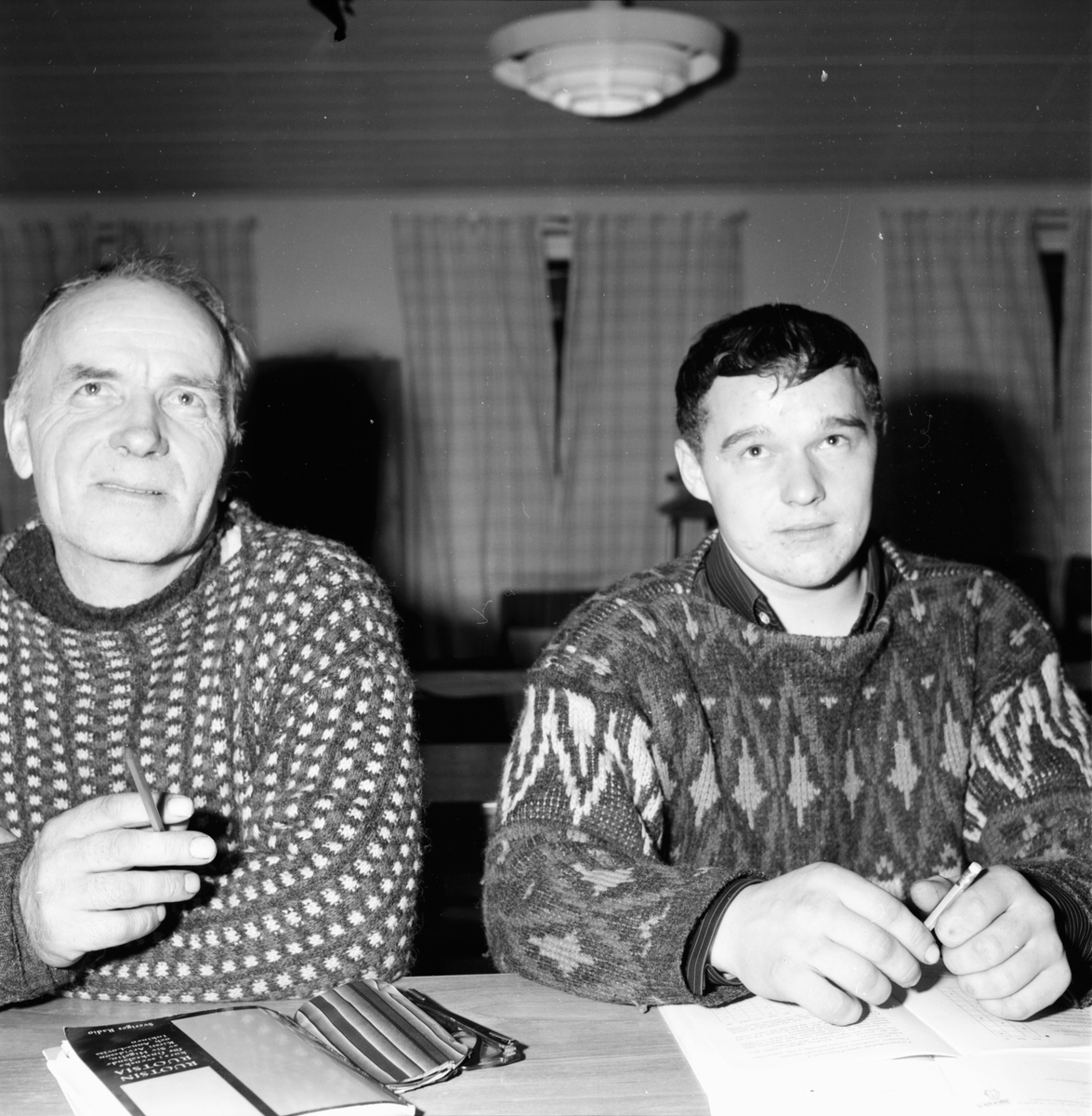 Ramsjö. Finska skogsarbetare läser svenska.
Fru Miriam Vikner.
16/11-1965