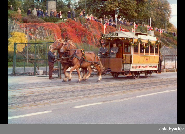 Museumsvogn opprinnelig tilhørende Kristiania Sporveisselskap i Drammensveien. Abelhaugen. Fra 100-års jubileet for hestesporvognen. Jubileumskortesjen 6. oktober 1975?