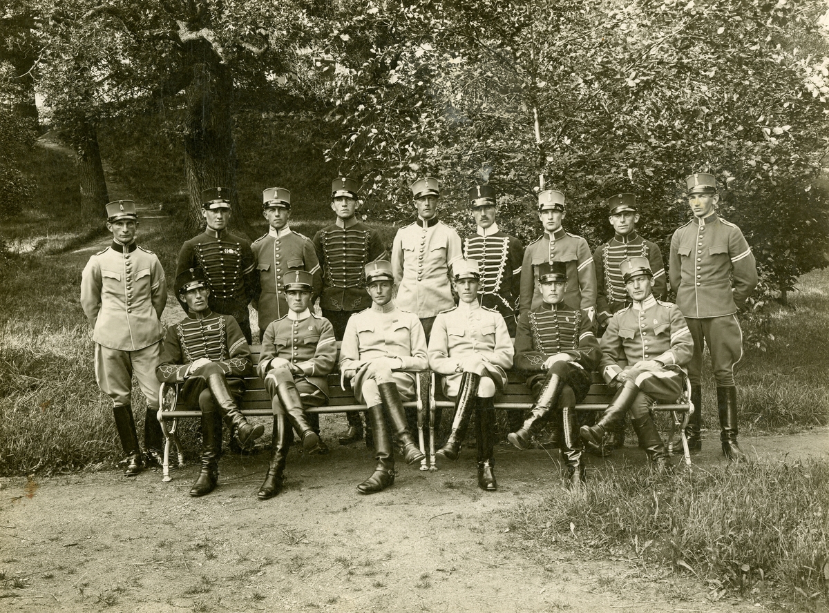 Grupporträtt av officerare vid Kavalleriets underofficersskola, 1923-1924.