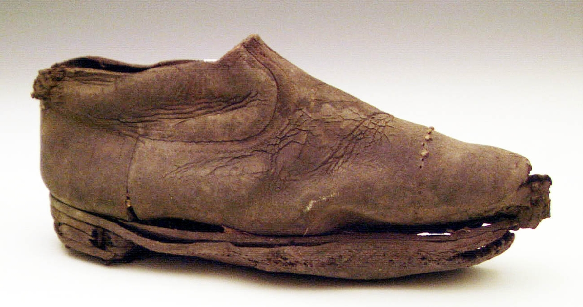 En manssko av läder (varken höger eller vänstersko). Lädersula i flera lager, pliggad och handsydd.