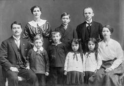 Gruppeportrett i kabinettformat av familien Hoff, Johan Hoff