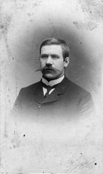 Portrett av ukjent mann, visittkort, Askim.