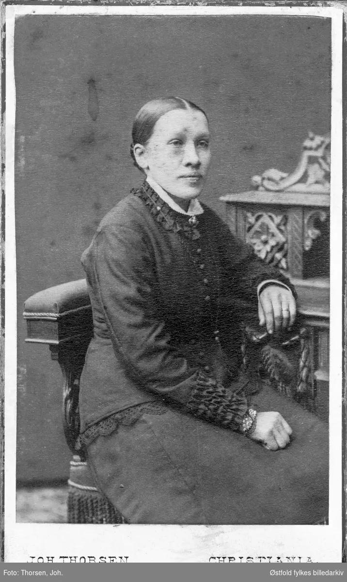 Portrett i atelier av ukjent kvinne i halvprofil,visittkort, ca. 1870- 1885.