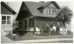 Bolighus i Minneapolis. Olaus Islandsmoen og en annen mann s