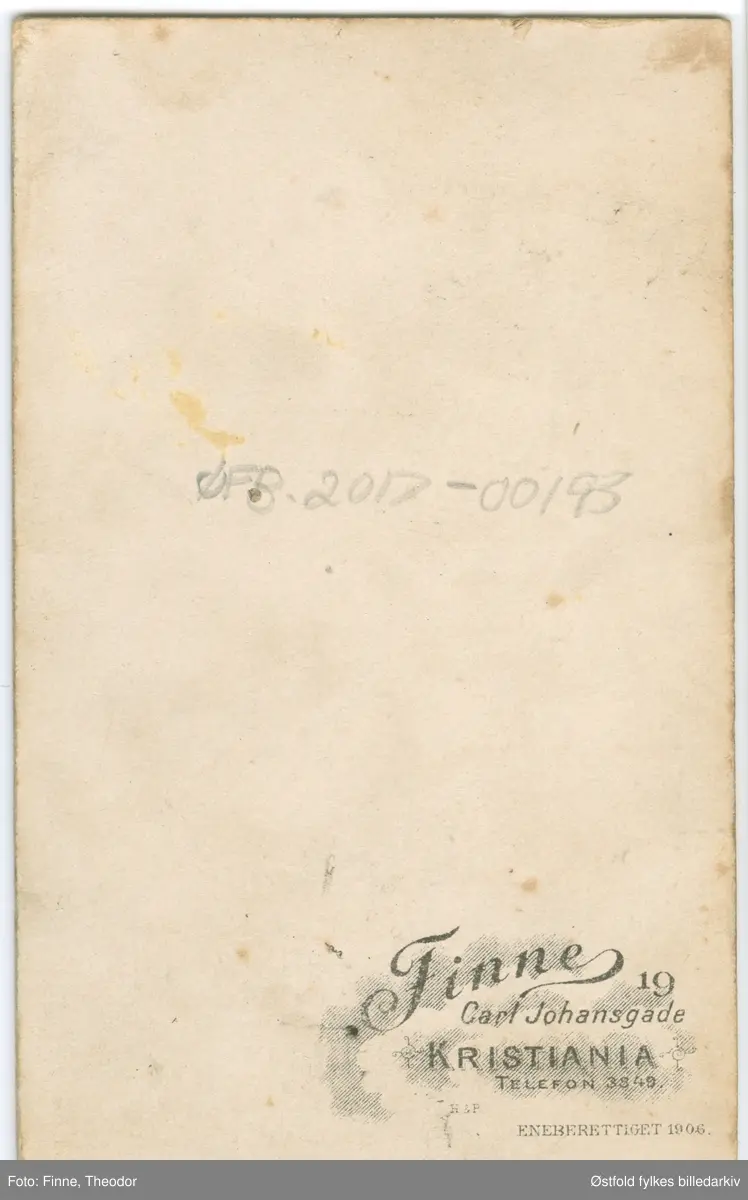 Portrett i atelier av to ukjente kvinner, visittkort, iscenesatt bilde med bord utstilt med bøker, etter 1907.