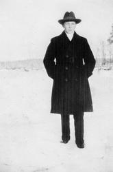 Ukjent mann i vinterlandskap.