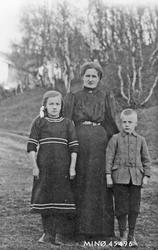 Mor med to barn. Sandtrøa, Plassen, Anna Lundestuen f. 1878 