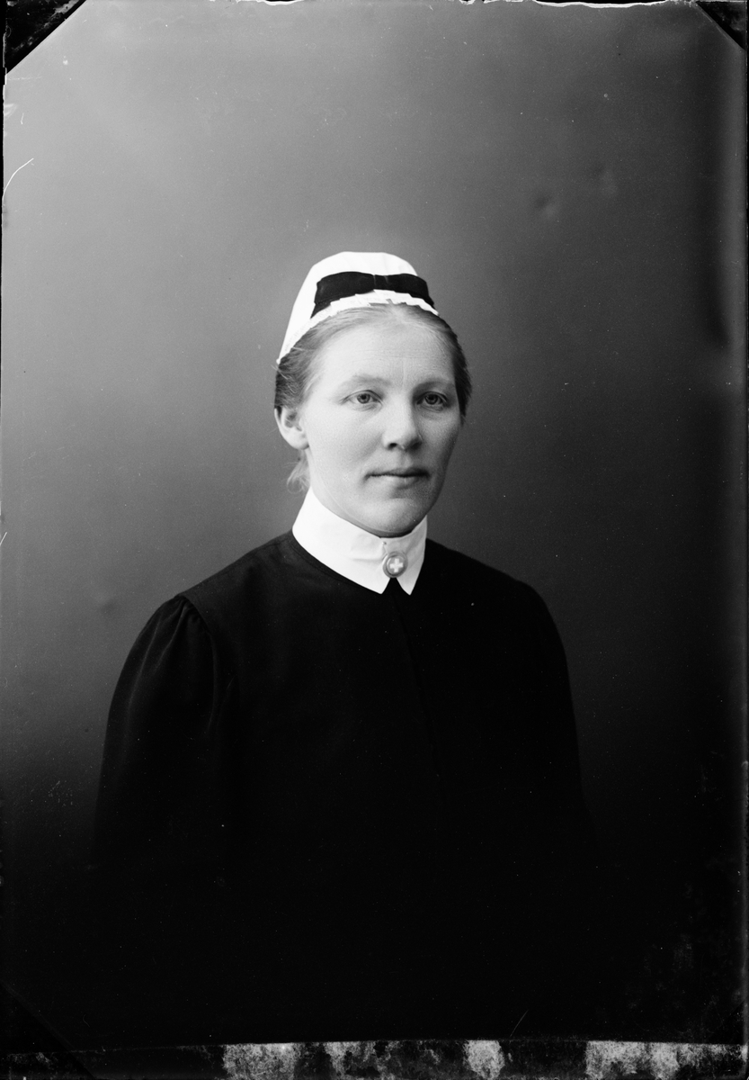 Elsa Antonsson i sjukvårdsuniform, Östhammar, Uppland 1925