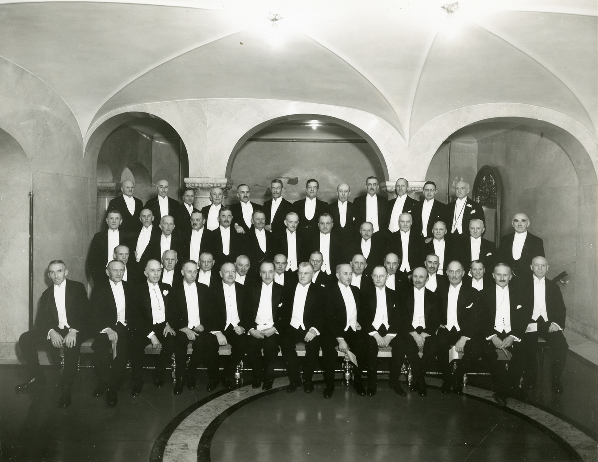 Grupporträtt av gamla officerare samlade på Grand Hotel Royal vid 40-års jubileum av officersexamen 1936.
För namn, se bild nr. 4.