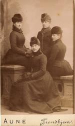 Portrett. Gruppe. Fire unge damer. Frk. Sæther, frk. Neergår