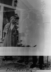 Edvard Rønningen med fisker, bak fra venstre fru Gundersen o