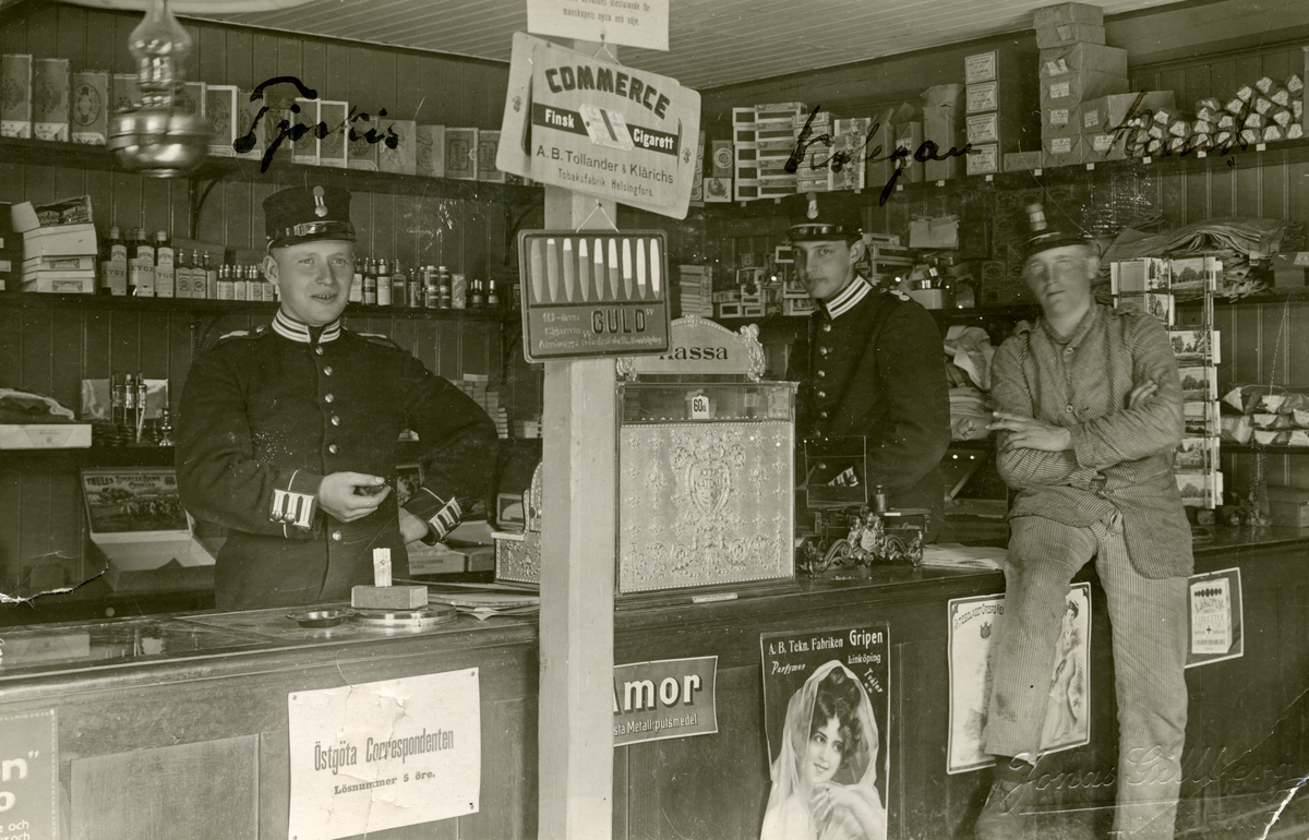 Interiör från marketenteriet på Malmens övningsfält 1917. Enligt påskrift på fotografiet ses från vänster Tjockis, Kolegan och Kurt.