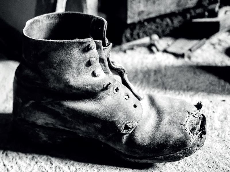 Illustrasjonsbilde av en utslitt sko. Alfredo vokste ut av de utslitte skoene, men hadde ikke råd til nye.