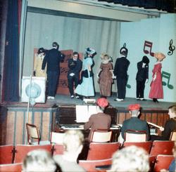 Russerevy i Festiviteten. Serie med revyfoto fra Kristiansun