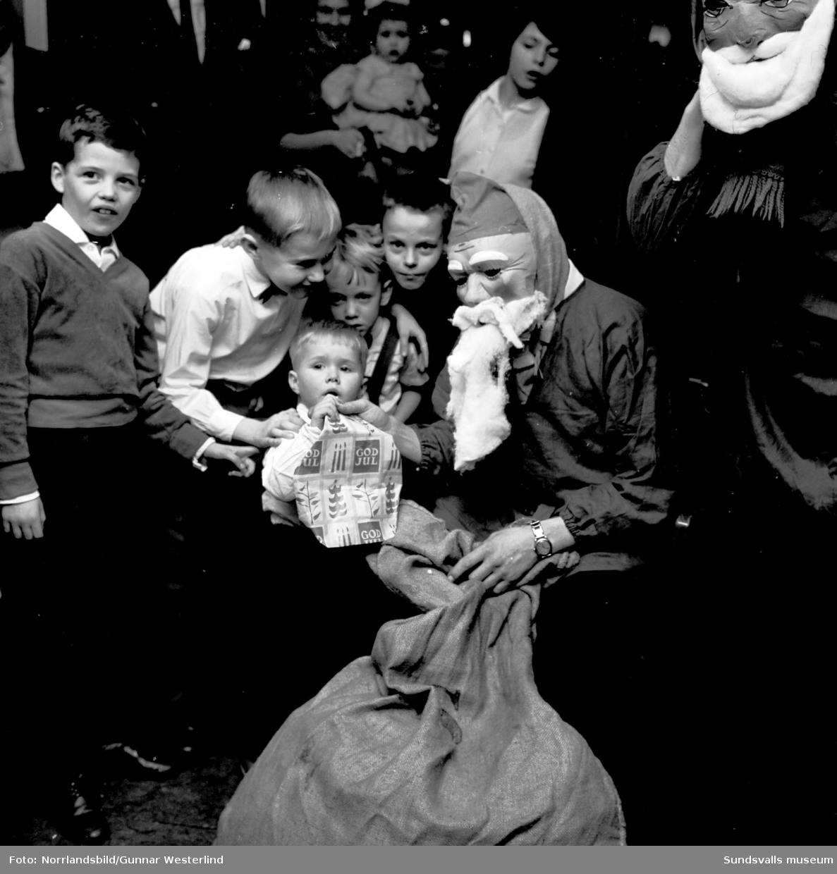 Stockviks kvinnoklubb anordnar julfest för barn. Jultomten väcker uppseende med sin stora säck.
