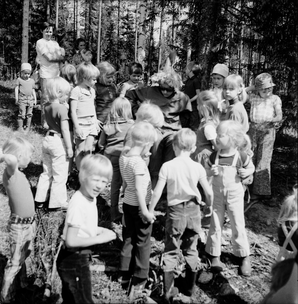 Skogsmulle-skolan i Arbrå avslutas, juni 1972.
Bland barnen på bilden syns Mattias Edman, Anneli Jönsson, Roger Eriksson, Ingela Jönsson och Bodil Edman. Mannen längst upp till vänster är Malte Edman.